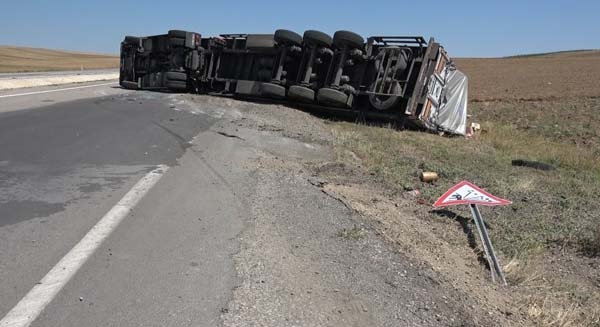 Trabzon'a gelen deterjan yüklü tır devrildi: 1 yaralı 5