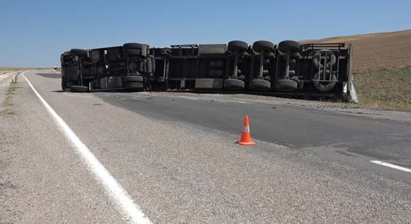 Trabzon'a gelen deterjan yüklü tır devrildi: 1 yaralı 2