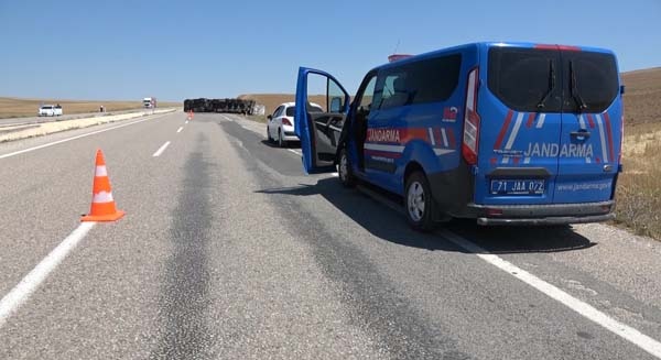 Trabzon'a gelen deterjan yüklü tır devrildi: 1 yaralı 3