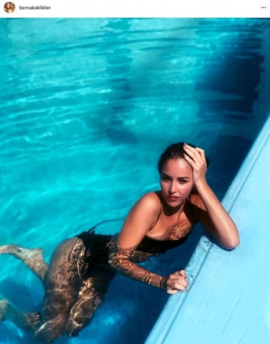 Berna Keklikler'den havuz pozu 2