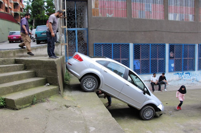 Trabzon’da yolu şaşıran sürücü bahçeye düştü 6