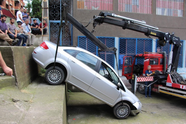 Trabzon’da yolu şaşıran sürücü bahçeye düştü 5