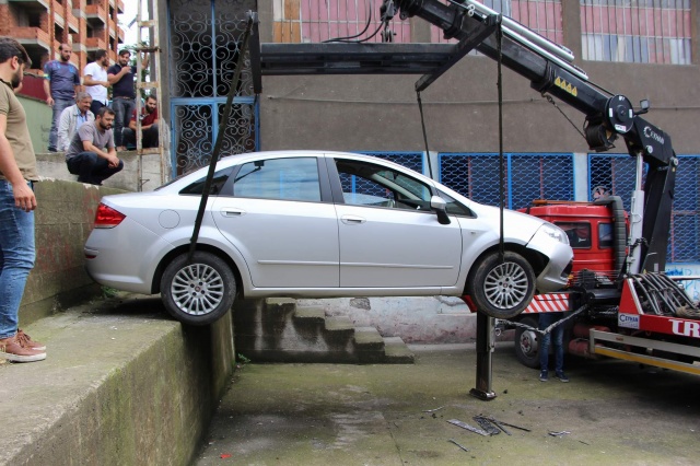 Trabzon’da yolu şaşıran sürücü bahçeye düştü 3