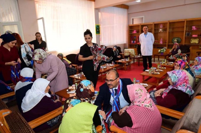 Vali Ustaoğlu'ndan Huzurevine ziyaret 6