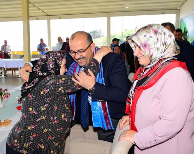 Vali Ustaoğlu'ndan Huzurevine ziyaret 12