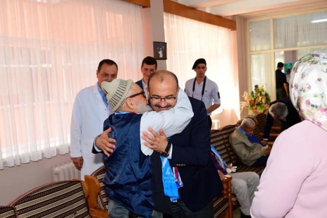 Vali Ustaoğlu'ndan Huzurevine ziyaret 9