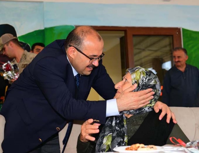 Vali Ustaoğlu'ndan Huzurevine ziyaret 8