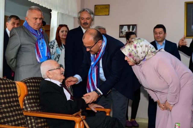 Vali Ustaoğlu'ndan Huzurevine ziyaret 11