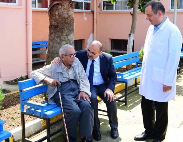Vali Ustaoğlu'ndan Huzurevine ziyaret 13