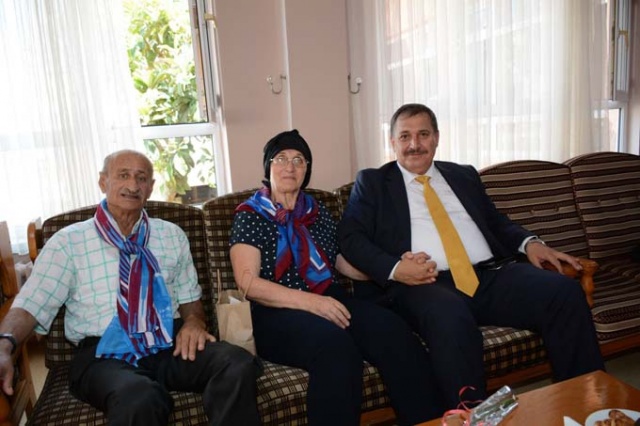 Vali Ustaoğlu'ndan Huzurevine ziyaret 16