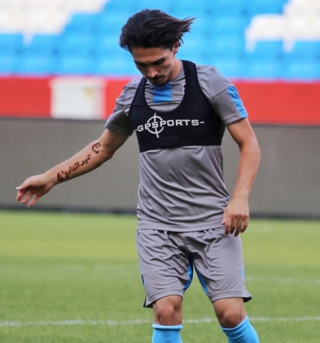 Abdülkadir Ömür'ün kolunda ne yazıyor? 2