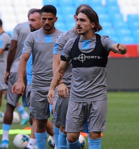 Abdülkadir Ömür'ün kolunda ne yazıyor? 3