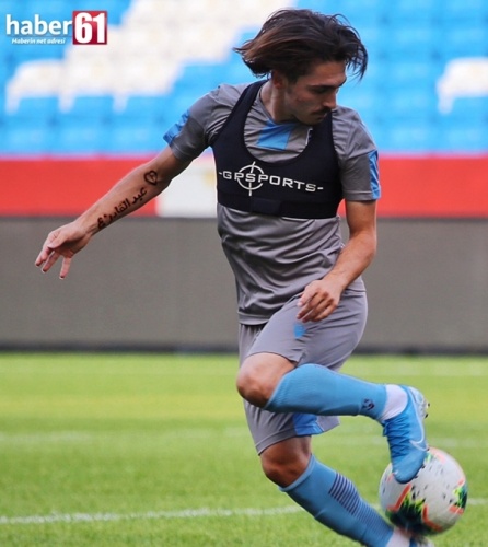 Abdülkadir Ömür'ün kolunda ne yazıyor? 4