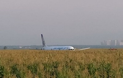 Yolcu uçağı tarlaya acil iniş yaptı 2