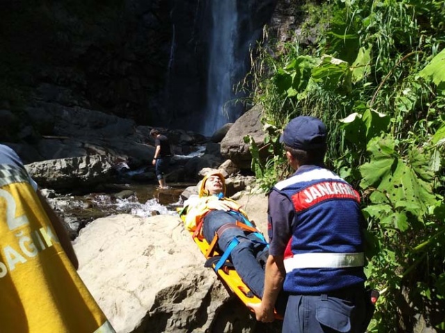 Artvin'de şelaleye gezmeye gitti, böyle kurtarıldı 3