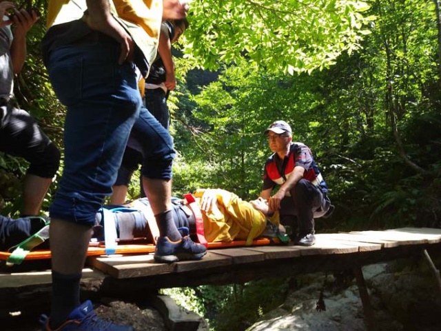 Artvin'de şelaleye gezmeye gitti, böyle kurtarıldı 4