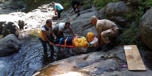 Artvin'de şelaleye gezmeye gitti, böyle kurtarıldı 2