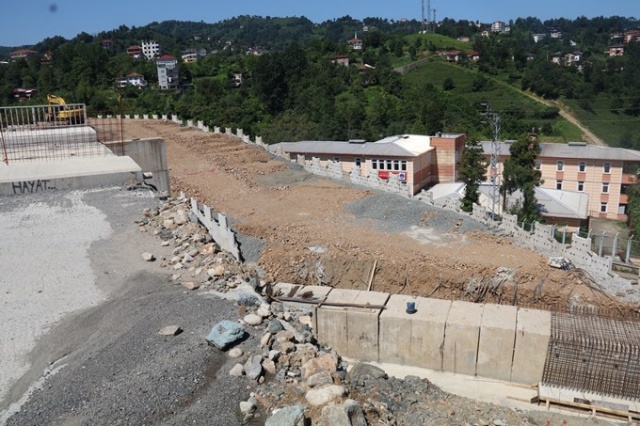 Mahalleyi Çin Seddi gibi ayırdılar 3