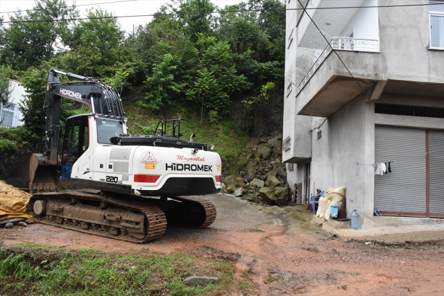 Ordu'da evin üzerine kaya parçaları düştü 9