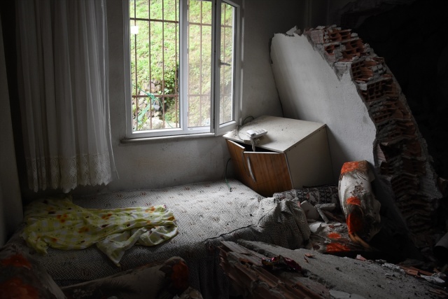 Ordu'da evin üzerine kaya parçaları düştü 4