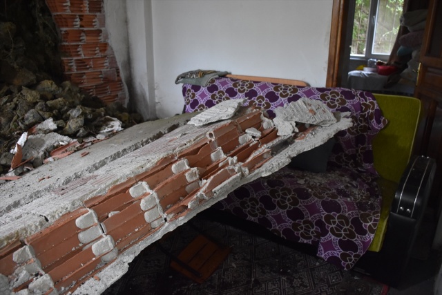 Ordu'da evin üzerine kaya parçaları düştü 3
