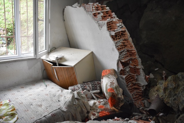 Ordu'da evin üzerine kaya parçaları düştü 11