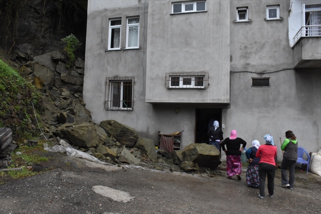 Ordu'da evin üzerine kaya parçaları düştü 8