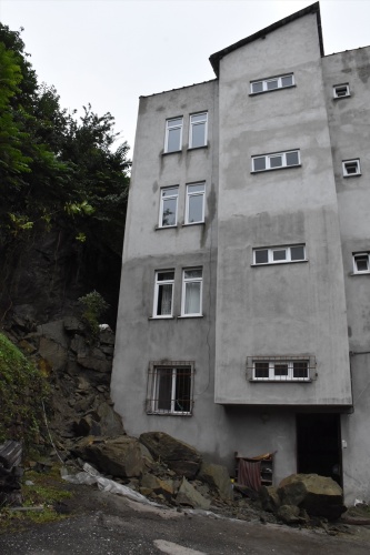 Ordu'da evin üzerine kaya parçaları düştü 2