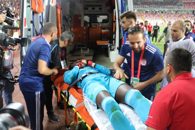 Süper Lig'de talihsiz olay! Hastaneye kaldırıldı... 2