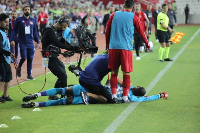 Süper Lig'de talihsiz olay! Hastaneye kaldırıldı... 7