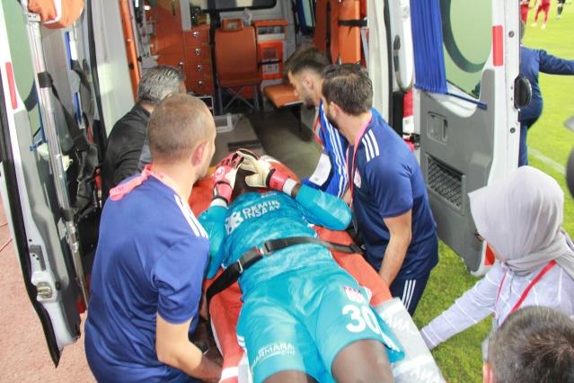 Süper Lig'de talihsiz olay! Hastaneye kaldırıldı... 3