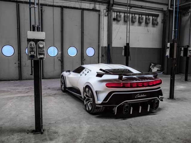 Bugatti yeni modeli Centodieci'yi sergiledi 8