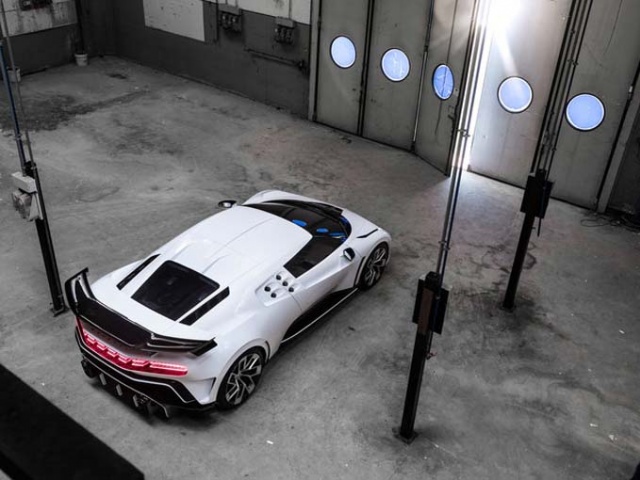 Bugatti yeni modeli Centodieci'yi sergiledi 20