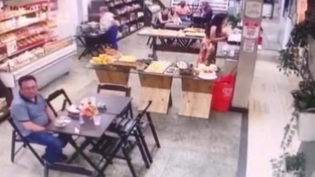 Dükkandakiler kaçarken o hiç istifini bozmadı! 3