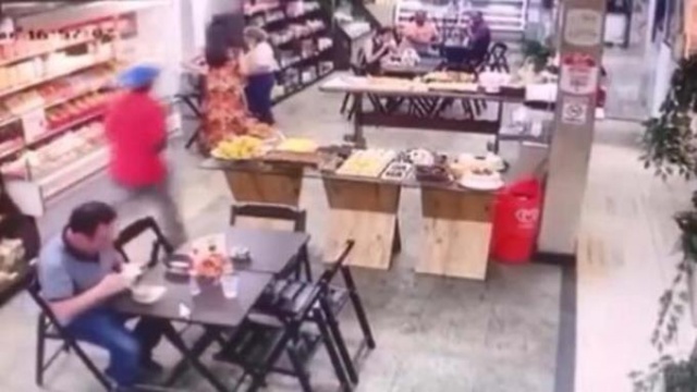 Dükkandakiler kaçarken o hiç istifini bozmadı! 4