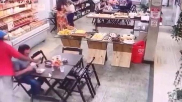 Dükkandakiler kaçarken o hiç istifini bozmadı! 5