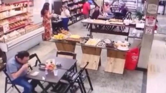 Dükkandakiler kaçarken o hiç istifini bozmadı! 6