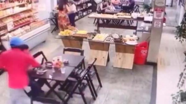 Dükkandakiler kaçarken o hiç istifini bozmadı! 2