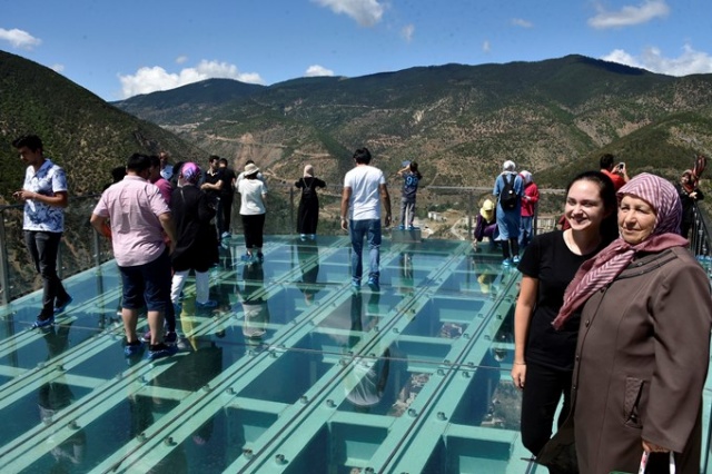 Adrenalin tutkunları Cam Seyir Terası'na akın ediyor 4