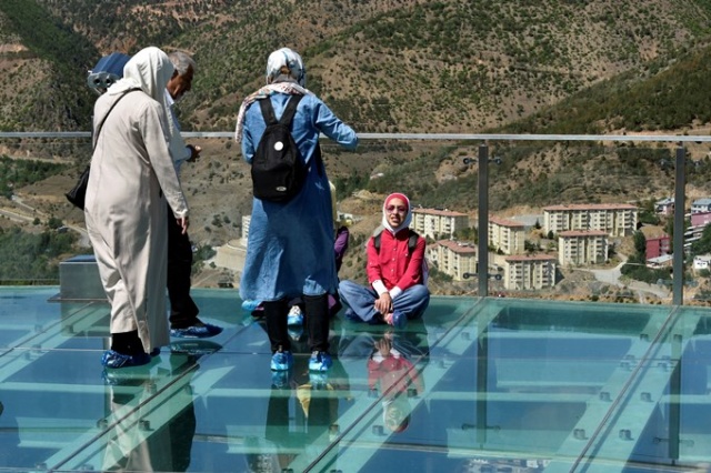 Adrenalin tutkunları Cam Seyir Terası'na akın ediyor 12