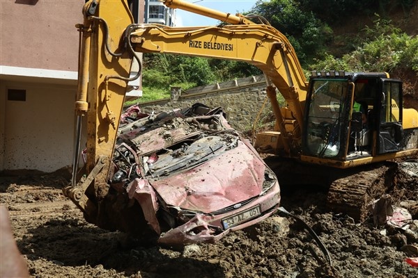 Rize'de araçların üzerinden 450 kamyon toprak kaldırıldı! 5