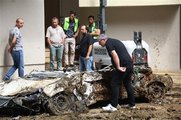 Rize'de araçların üzerinden 450 kamyon toprak kaldırıldı! 4