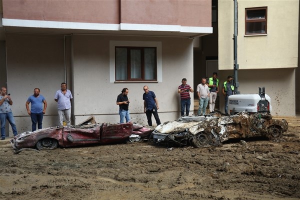 Rize'de araçların üzerinden 450 kamyon toprak kaldırıldı! 3