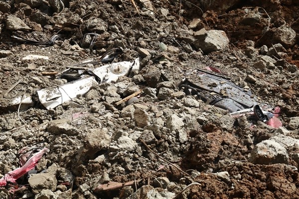 Rize'de araçların üzerinden 450 kamyon toprak kaldırıldı! 12