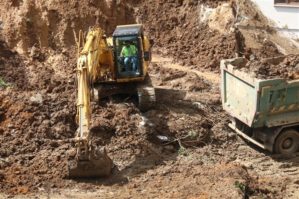 Rize'de araçların üzerinden 450 kamyon toprak kaldırıldı! 13