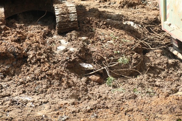 Rize'de araçların üzerinden 450 kamyon toprak kaldırıldı! 10