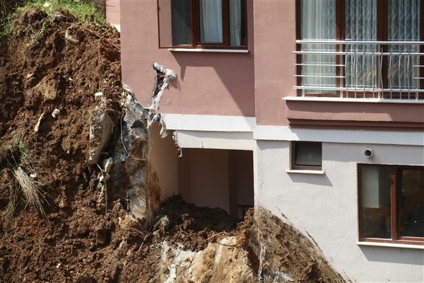 Rize'de araçların üzerinden 450 kamyon toprak kaldırıldı! 11