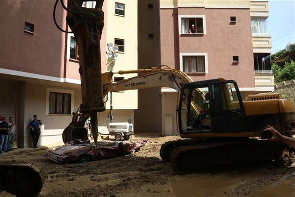 Rize'de araçların üzerinden 450 kamyon toprak kaldırıldı! 2