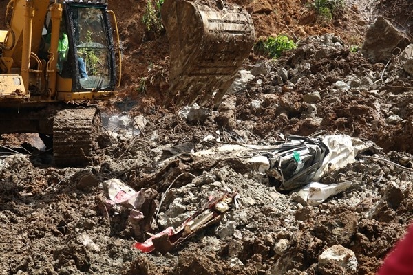 Rize'de araçların üzerinden 450 kamyon toprak kaldırıldı! 6