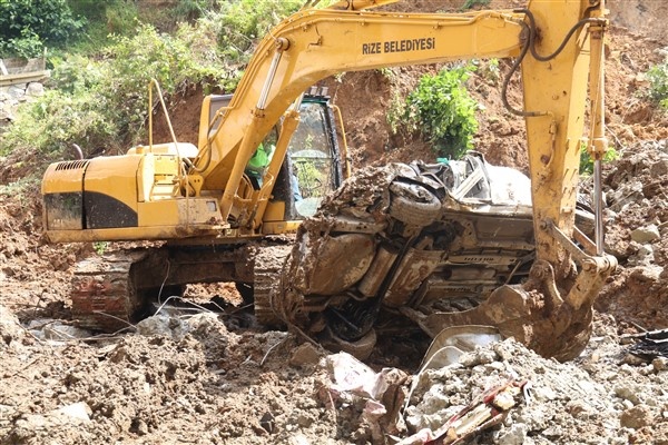Rize'de araçların üzerinden 450 kamyon toprak kaldırıldı! 8